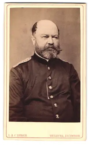 Fotografie L. & C. Liebich, Weilburg, Portrait Offizier in Uniform mit Vollbart und Halbglatze