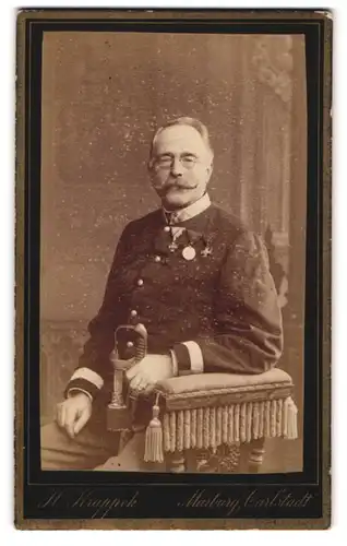Fotografie H. Krappek, Marburg, Portrait K. K. Soldat in Uniform mit Orden an der Brust, Moustache