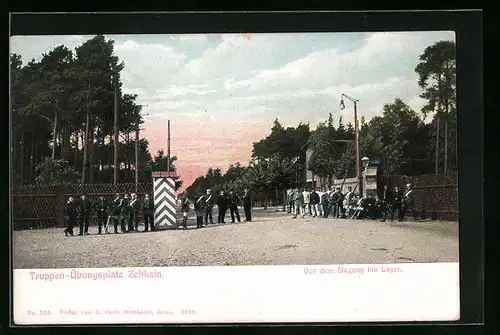 AK Zeithain, Soldaten vor dem Eingang ins Lager, Truppenübungsplatz