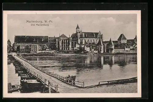 AK Marienburg /W.-Pr., Blick auf die Burg vom Wasser aus