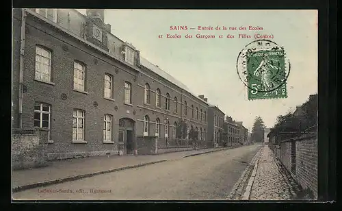 AK Sains, Entrée de la rue des Ecoles