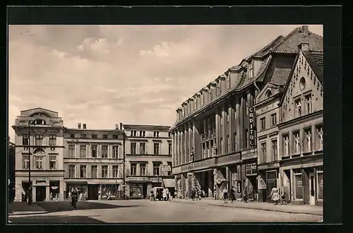 AK Güstrow /Meckl., Markt mit Hotel Stadt Güstrow und Geschäften
