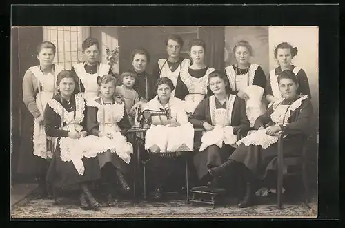 Foto-AK Erinnerungsfoto für die Absolventinnen eines Nähmaschinenkurses