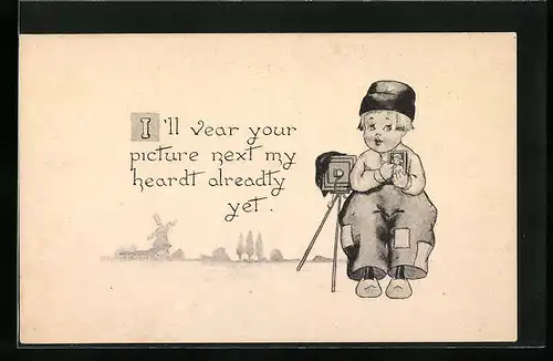 AK Kleiner Holländer neben Fotoapparat mit Portrait der Liebsten