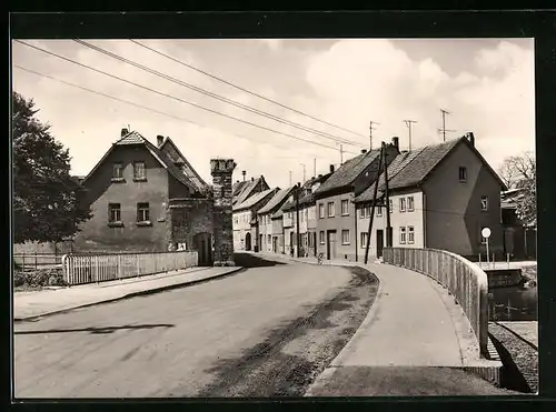 AK Bad Tennstedt, Partie der Brückenstrasse mit Brücke