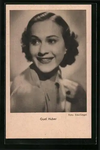 AK Schauspielerin Gusti Huber lächelnd zur Seite blickend