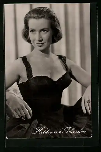 AK Schauspielerin Hildegard Schreiber im schwarzen Kleid