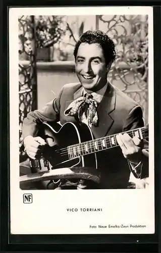 AK Schauspieler Vico Torriani im Anzug mit Schleife und Gitarre