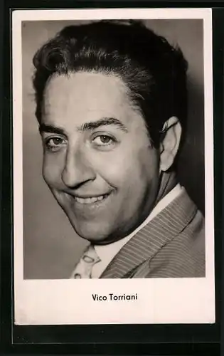 AK Schauspieler Vico Torriani im gestreiften Anzug