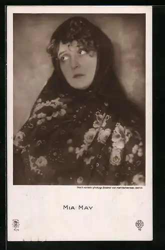 AK Schauspielerin Mia May mit Kopftuch