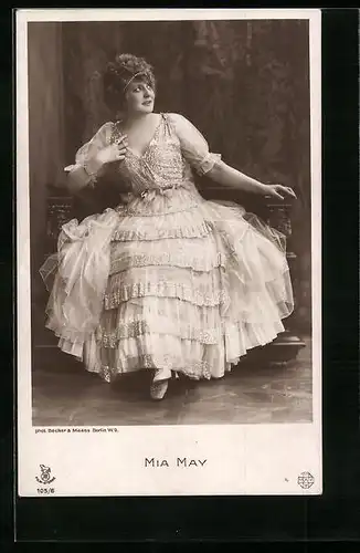 AK Schauspielerin Mia May sitzend mit Rüschenkleid