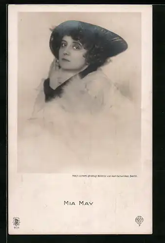 AK Schauspielerin Mia May im Pelzmantel mit Hut