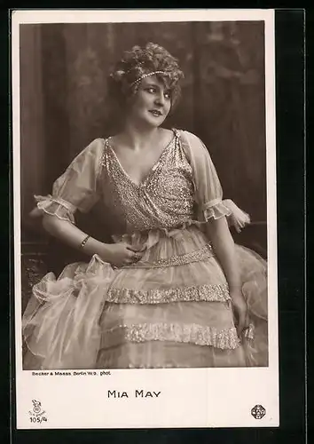 AK Schauspielerin Mia May im langen Rüschenkleid mit Blick zur Seite