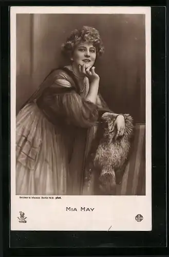 AK Schauspielerin Mia May stützt sich an Stuhl ab