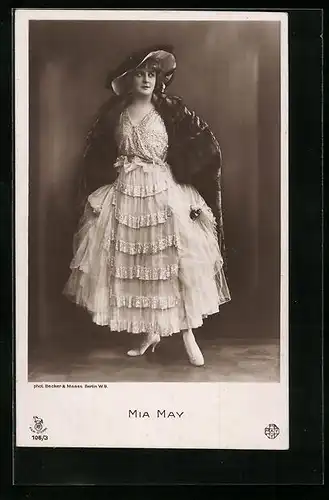 AK Schauspielerin Mia May im Rüschenkleid mit Pelzmantel