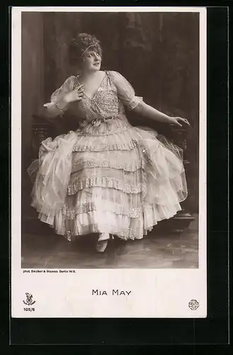 AK Schauspielerin Mia May im langen Rüschenkleid mit Perlenschmuck im Haar