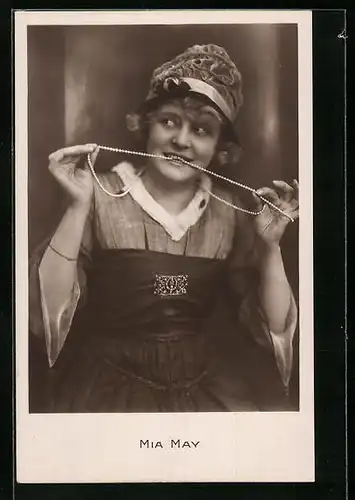 AK Schauspielerin Mia May mit Hut und Perlenkette