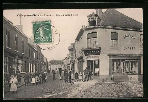 AK Crécy-sur-Serre, Rue du Grand Four, Articles de Chasse