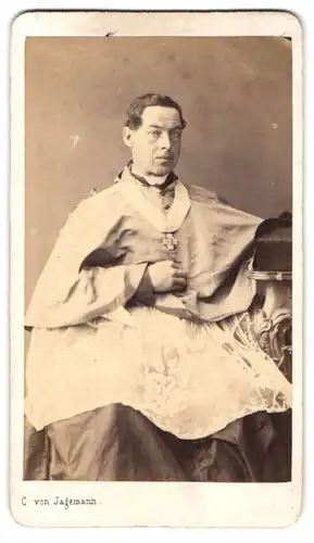 Fotografie C. von Jagemann, Woen, Portrait Graf Anatole d`Orsay, Domherr in Olmütz mit Orden