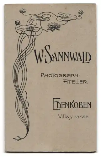 Fotografie W. Sannwald, Edenkoben, kleines Mädchen im Trachtekleid mit Blumen in der Hand