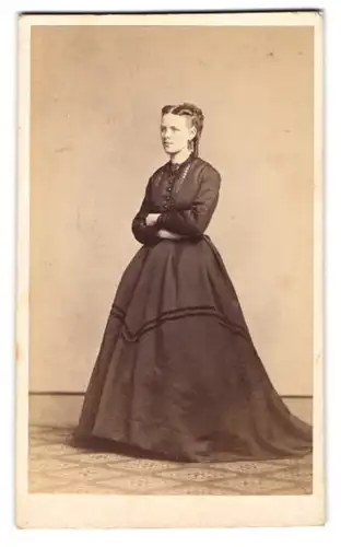 Fotografie L. Belitski, Nordhausen, Portrait junge Dame im dunklen Biedermeierkleid mit Korkenzieherlocken