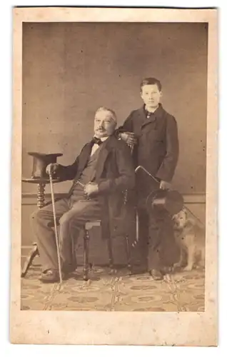 Fotografie unbekannter Fotograf und Ort, Herr Rosenberg mit seinem Neffen und Hund im Atelier, Zylinder