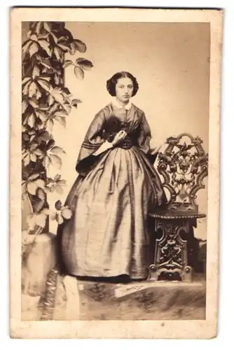 Fotografie W. Schmidt, Alba, junge Frau im seidenen Reifrockkleid mit Zopf