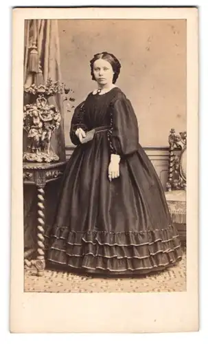 Fotografie August Brasch, Leipzig, Lindenstr. 7, junges Mädchen im schwarzen Biedermeierkleid mit Haarnetz