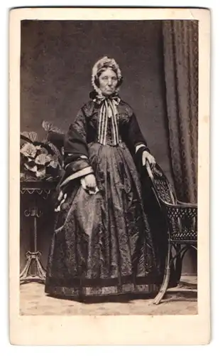 Fotografie C. W. Riedel, Leipzig, Rosenthalg. 5, ältere sächsische Dame im Biedermeierkleid mit Haube