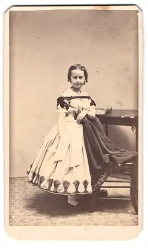 Fotografie Partridge, Bridgeport, niedliches Mädchen im schulterfreien Kleid mit Locken