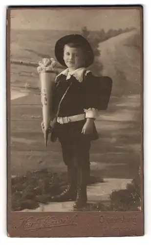 Fotografie Hans Henrich, Oranienburg, kleines Mädchen im Samtkleid zum Schulanfang mit Zuckertüte und Ranzen
