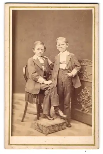 Fotografie Emil Diedrich, Quedlinburg, Weingarten 563, zwei junge Knaben in feinen Anzügen posieren im Atelier