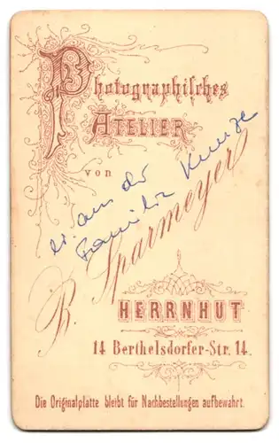 Fotografie B. Sparmeyer, Herrnhut, Berthelsdorferstr. 14, älteres Paar im Biedermeierkleid und im Anzug