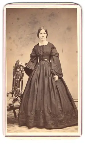 Fotografie J. H. Abbott, Albany / NY, Amerikanische Dame im taillierten Kleid mit weiten Ärmeln