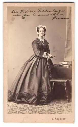 Fotografie Victor Angerer, Wien, Portrait Gräfin Viktoria von Falkenhayn im Biedermeierkleid mit Kopfbedeckung