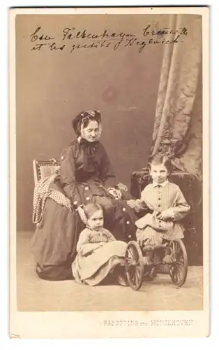 Fotografie Rabending und Monckhoven, Wieden, Portrait Gräfin Viktoria von Falkenhayn mit Enklekindern