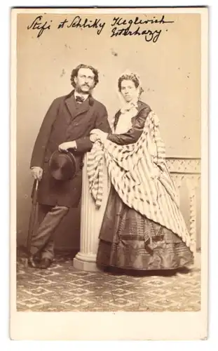 Fotografie L. Suscipj, Roma, Portrait Graf und Gräfin Keglevich-Esterhazy im Kleid und Anzug mit Zylinder