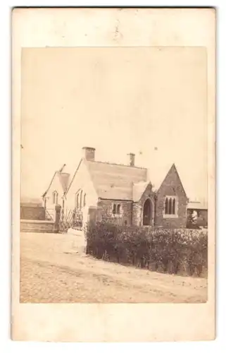 Fotografie H. Petschler & Co., Mancherster, unbekannter Ort, kleine Kapelle / Chapel in einem Ort