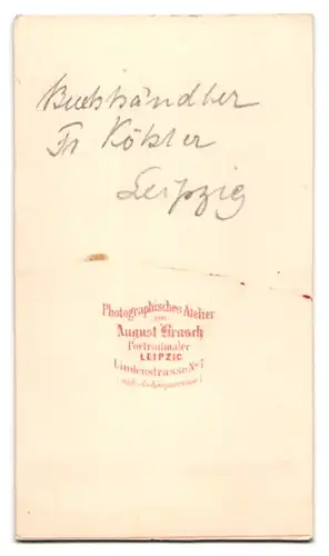 Fotografie August Brasch, Leipzig, Karl Franz Koehler, Leipziger Buchhändler posiert im Atelier
