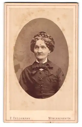 Fotografie F. Tellgmann, Mühlhausen i. Th., ältere Dame mit geflochtenen hochgesteckten Haaren
