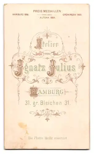 Fotografie J. Julius, Hamburg, junge Dame im hochgeschlossenen Kleid mit geflochtenen Haaren, Halskette