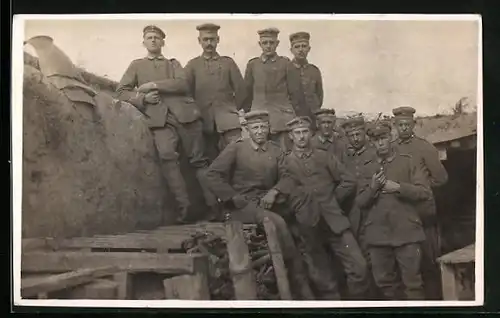 Foto-AK Soldaten im Schützengraben, Erinnerungsfoto mit Grabenpanzer