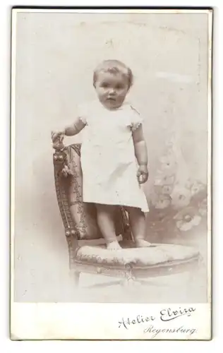 Fotografie Atelier Elvira, Regensburg, Gesandtenstrasse 92, Niedliches Kleinkind steht auf einem Stuhl