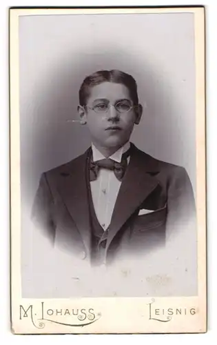 Fotografie M. Lohauss, Leisnig, Colditzer Strasse, Junger Mann im feinen Zwirn mit Brille