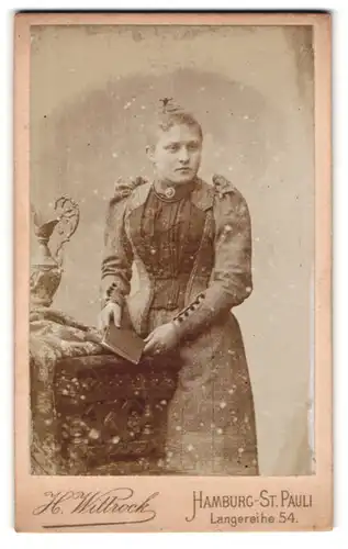 Fotografie H. Wittrock, Hamburg-St. Pauli, Langereihe 54, Hübsche Hanseatin in reichverziertem Kleid