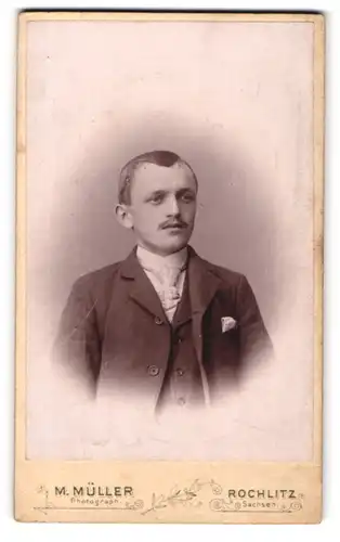 Fotografie M. Müller, Rochlitz, Eleganter junger Mann mit Oberlippenbart