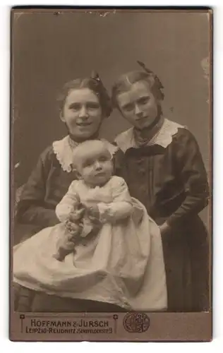 Fotografie Hoffmann & Jursch, Leipzig-Reudnitz, Senefelderstrasse 9, Zwei Schwestern mit ihrem kleinen Geschwisterchen