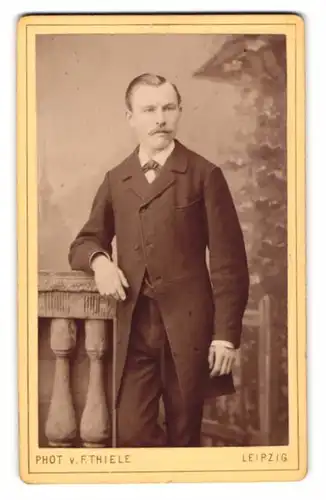 Fotografie F. Thiele, Leipzig, Hospitalstrasse 3, Eleganter Herr im langen Gehrock