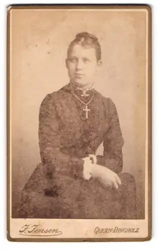 Fotografie J. Jensen, Quern-Dingholz, Hübsche junge Frau in dunklem Kleid mit Kreuzkette
