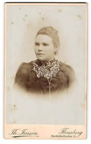 Fotografie Th. Jensen, Flensburg, Norderhofenden 15, Junge Frau in dunklem Kleid mit farblich abgesetztem Kragen